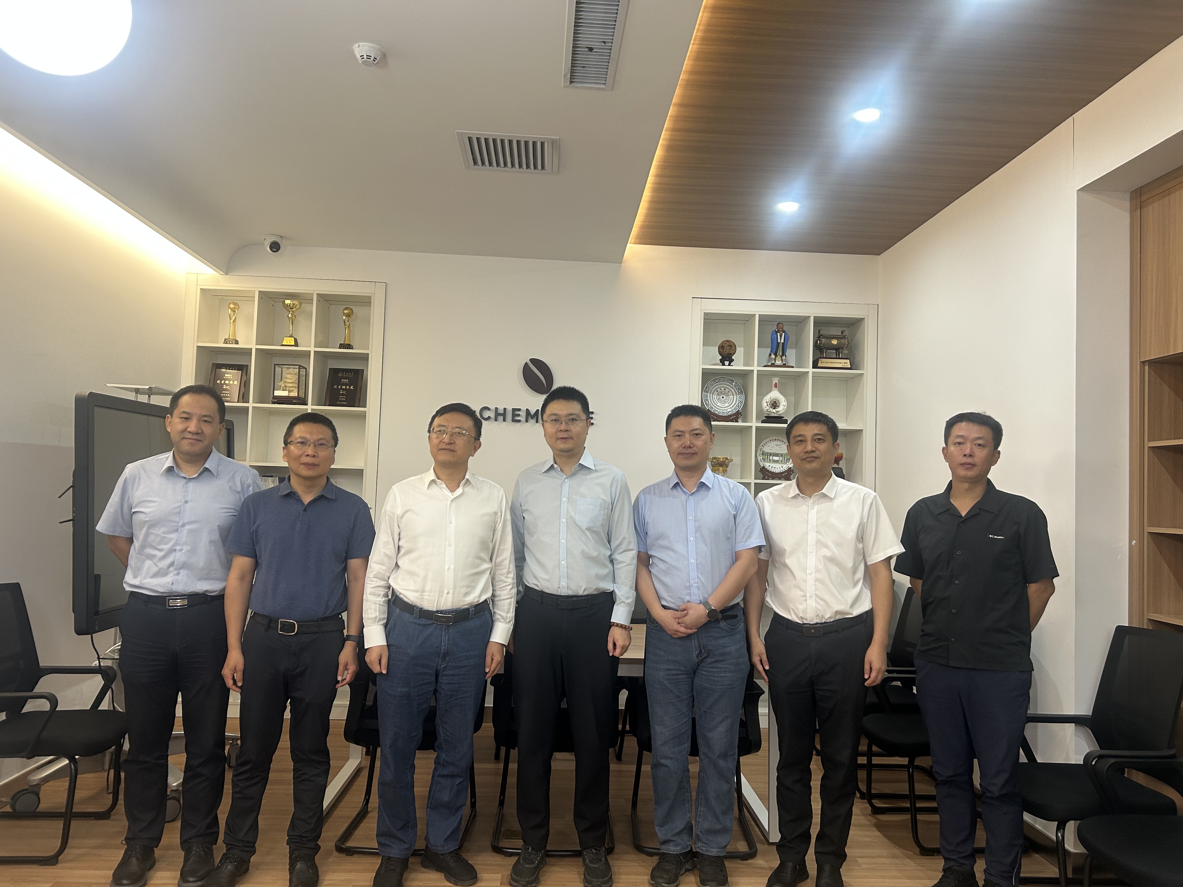 蔡立东看望慰问公司新引进教师吴雨辰教授